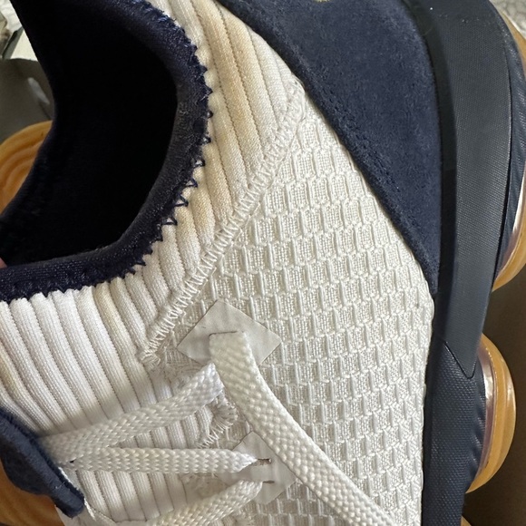 Men’s Lebron XVI Low - Picture 5 of 7